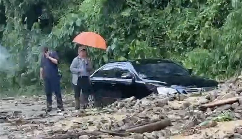 新／彰化2車「闖封鎖線」下秒受困砂石堆