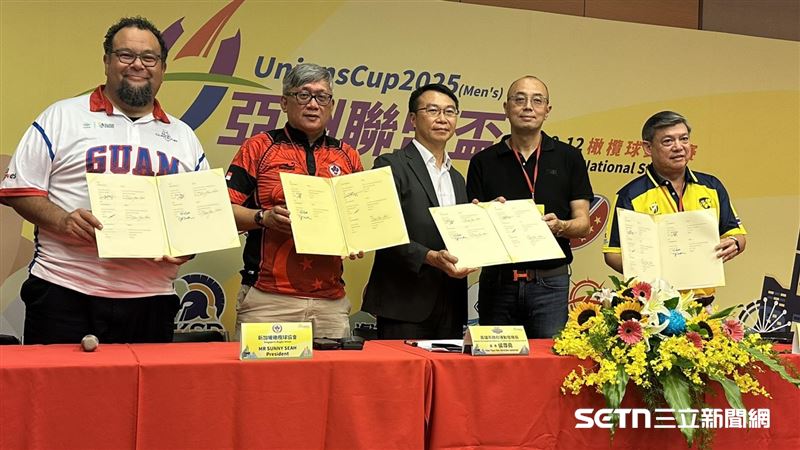 台灣、泰國、新加坡、菲律賓、關島5隊也特別在高雄市運發局局長侯尊堯見證下,舉辦MOU簽署儀式。(圖/記者蔡厚瑄攝影)
