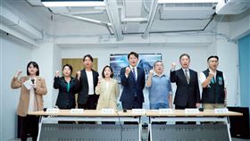 ▲民眾黨主席黃國昌、秘書長周榆修、北市議員陳宥丞、黃瀞瑩、林珍羽宣布將在7月20日在民進黨中央黨部前抗議（圖／民眾黨提供） 