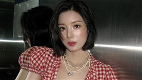 ▲權恩妃今年以紅白格紋短版上衣搭配比基尼現身。（圖／翻攝自IG @silver_rain.__）