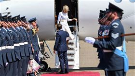 馬克宏拜訪英國，下飛機時想攙扶妻子，但對方低著頭下機、未搭理他。（圖／路透社／達志影像）