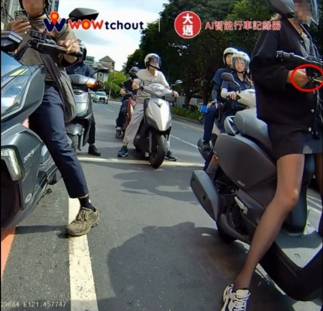 眼尖網友注意到,黑絲襪女騎士也有瞄一眼手機。(圖/翻攝自Wowtchout臉書)