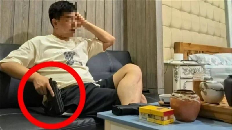 想紅？男持槍拍照PO網炫耀　泰警破門抓人