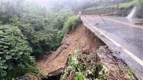 台中「安妮公主花園」前路基被掏空⋯大片砂石外露！電桿慘斷裂