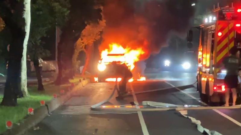 台東縣議員楊秋珍碰上火燒車事故。(圖/翻攝畫面)