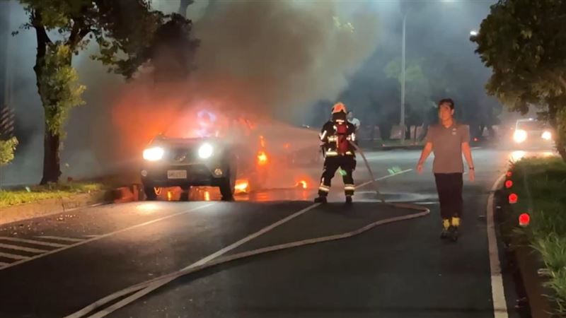 台東縣議員楊秋珍碰上火燒車事故。(圖/翻攝畫面)