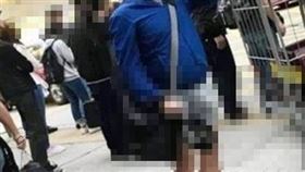 男子穿緊身褲震驚路人。（圖／翻攝自「香港花生友」）