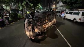 台中,翻車,車禍,人孔蓋。（圖／翻攝畫面）