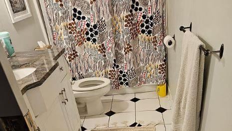 皮夾掉廁所找不到 眾人眼力大挑戰:快瞎