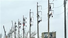 ▲台電空中大動員，33支臨時桿塔從無到有，斷電67小時的新塭變電所完成復電。（圖／翻攝台電電力粉絲團）

