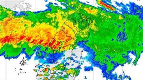 ▲粉專昨晚PO出雷達回波圖提醒「強烈雷雨帶壓境」（左圖），今日清晨雷達回波圖（右圖）。（圖／翻攝自台灣颱風論壇｜天氣特急、中央氣象署）

