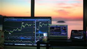 ▲聯準會降息預期升溫，資金回流美股，日韓股開盤續攻。（示意圖／PIXABAY）