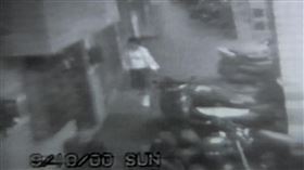 騎樓監視器拍下少女最後的身影。（翻攝畫面）