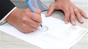 ▲投資型保險商品是結合保險及投資的商品，金管會提醒消費者投保前應注意。（示意圖／PIXABAY） 