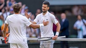 ▲塞爾維亞名將喬科維奇（Novak Djokovic）讓一追三擊敗義大利年輕好手，生涯第14次闖進溫網男單4強。（圖／翻攝自溫網關網） 