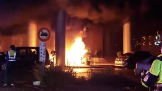 台中梧棲恐怖火警！大火狂燒15車慘剩骨架