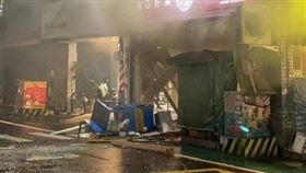 桃園某間餐廳於9日深夜突然發生氣爆。（圖／翻攝自「內壢大小事」臉書社團）