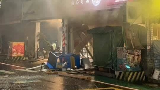 桃園氣爆店面炸飛…男雙腳血肉模糊倒地！