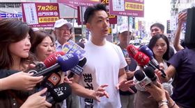 ▲蔣萬安一早陪李彥秀站路口反罷免。（圖／翻攝畫面）