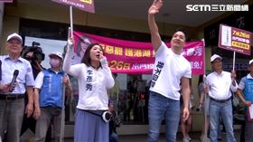 ▲蔣萬安一早陪李彥秀站路口反罷免。（圖／翻攝畫面）