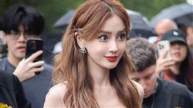 Angelababy「透視禮服」出席時裝周。（圖／翻攝自微博）