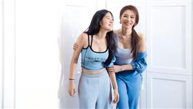 王瀅(右)帶了女兒Siena來探班。（鏡藝宏海提供）