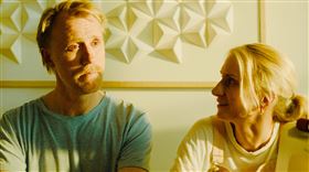 ▲托比約恩哈爾（左）夢見大衛鮑伊後，對自身的性傾向感到困惑。（圖／海鵬影業提供） 