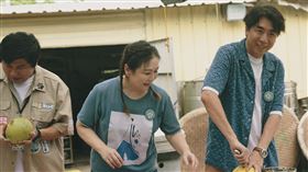 梁赫群（右起）、張秀卿體驗酸柑茶製作（圖／客台提供）