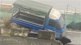 彰化驚見巨大天坑！小貨車頭栽進險遭吞沒