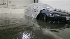 大里收費停車場B2大淹水，抽水機狂轉15小時，抽不完慘況曝(圖／議員江和樹功提供)