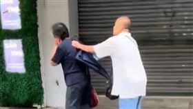 男子當街家暴自己的媽媽，連路人都看不下去。（圖／翻攝畫面）