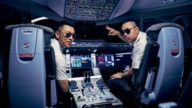 頑童MJ116新歌MV合作航空公司，化身空少、機師。（圖／本色提供）