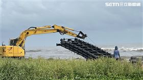 旭東公司,屏東縣政府,屏東,浮台,光電,海域,殘骸,颱風,太陽,結構物,綠能,佳冬▲圖片描述。（圖／翻攝畫面）