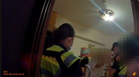  台中，老翁腳傷口潰爛，拒治療，深夜痛到哀號，，妻報警抬下樓送醫(圖／翻攝畫面)