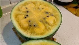 剖開西瓜驚見對稱花紋 內行一看猛搖頭：不能吃。（圖／翻攝自Costco好市多 商品經驗老實說臉書）