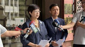 ▲「新竹雙罷」發言人、領銜人又赴北檢，將鄭正鈐疑似滅證的相關事證，補送給檢察官。（圖／記者楊佩琪攝）

