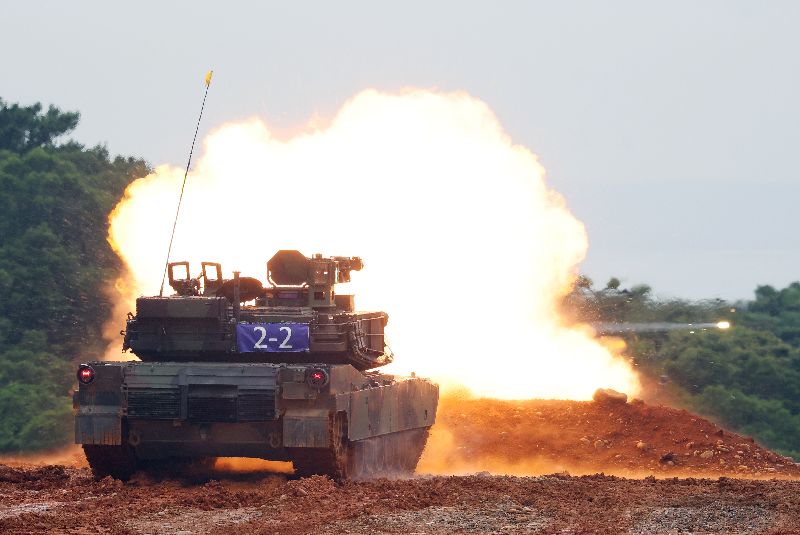 被譽為「地表最強戰車」的M1A2T戰車10日在新竹坑子口訓場實施120公厘戰車砲實彈射擊