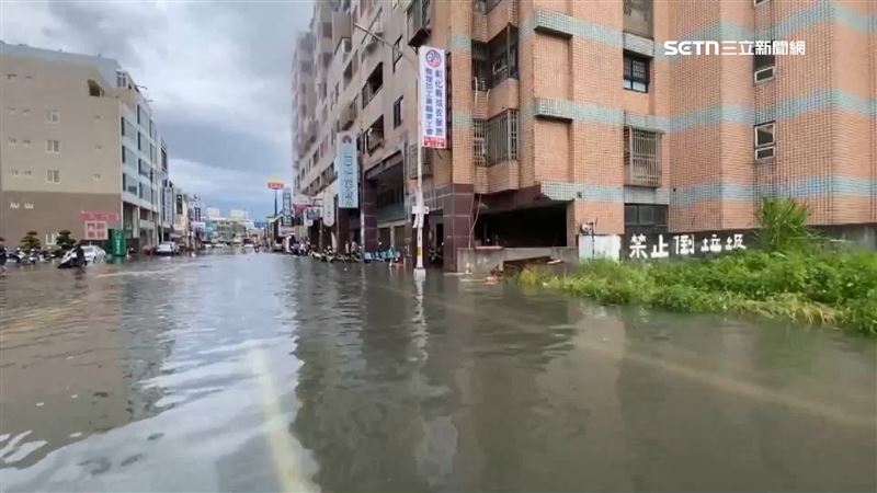 受到颱風丹娜絲及豪雨影響而泡水的汽、機車,彰化縣府最高慰助2萬。(圖/資料照)