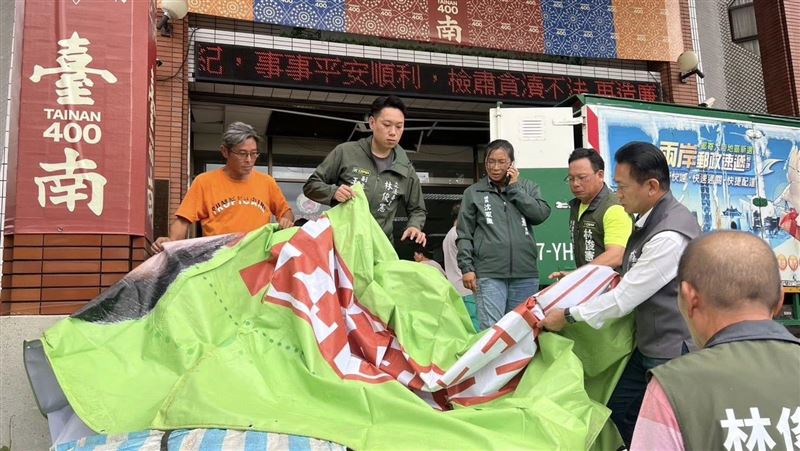 台南有3板！林俊憲拆看板：先100面送災區