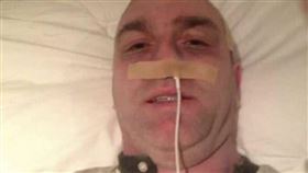 卡尼把手機充電線插進鼻，謊稱罹癌詐財。（圖／翻攝自X）