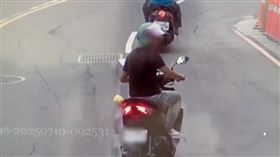 騎士不爽被嗆聲，竟直接在路上惡意逼車。（圖／翻攝畫面）