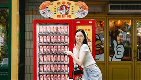 活動期間至貓下去消費指定餐點，可在店外販賣機兌換每日限量驚喜盲罐。（圖／品牌業者提供）