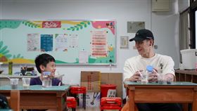 「社交情緒學習（簡稱SEL）」課堂中林書豪與鄰桌學童互動。（圖／TFT提供） 