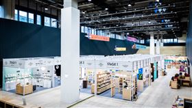 誠品書店大型文具策展「2025理想的文具」開展，將佔地500坪的誠品生活新店3F實驗場打造為文具迷專屬奇幻影城。（圖／品牌業者提供）