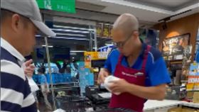 全聯出現「結帳超人」，刷商品速度快又專業，影片曝光引起熱議。（圖／翻攝threads@niiiiichun_）
