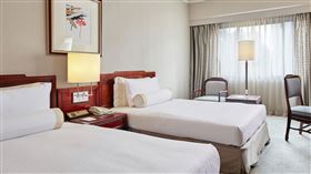 台北福華高級雙床房提供約9坪的舒適空間，低調沈穩風格氣質高雅。（圖／飯店旅宿業者提供）