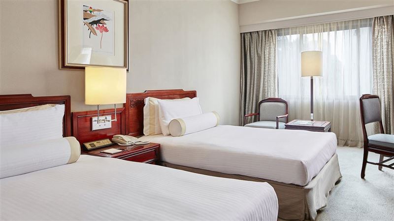 為何飯店棉被要「塞進床縫」?內行人揭密