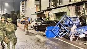 陸軍6軍團M109A5自走砲車10日晚上在桃園市新屋區新榮路段擦撞停放路邊車輛。（圖／翻攝自harry83714 Threads）