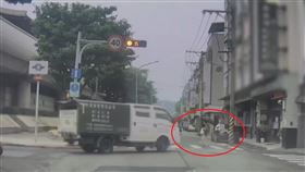 台北市北投區10日發生一起死亡車禍，林姓男子（35歲）駕駛小貨車沿致遠街、西安街一段路口左轉時，撞上一名從人行穿越道馬路的鄭姓婦人（75歲），鄭女經送醫急救不治，全案將依過失致死罪嫌法辦。