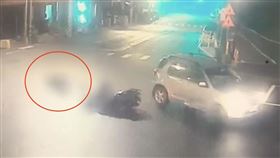 奪命瞬間曝！18歲打工男「無照闖燈」遭撞